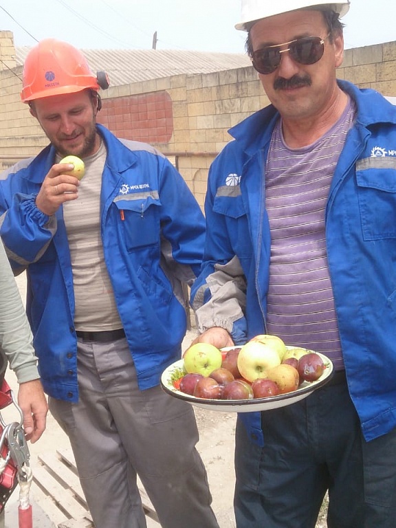Жители села Губден угостили курских энергетиков фруктами.jpg